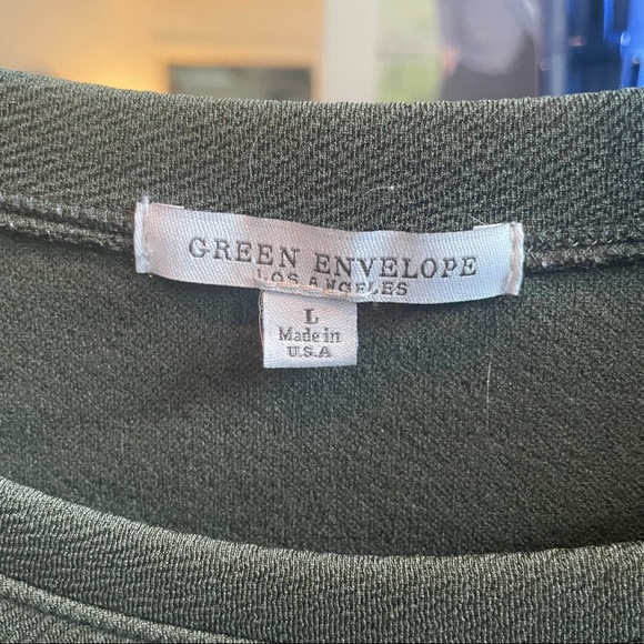 Super cute green top, perfect for dinner or work - Picture 2 of 2